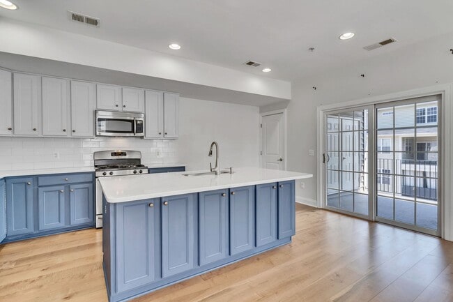 Building Photo - Spacious End Unit with Garage in Gated Com...