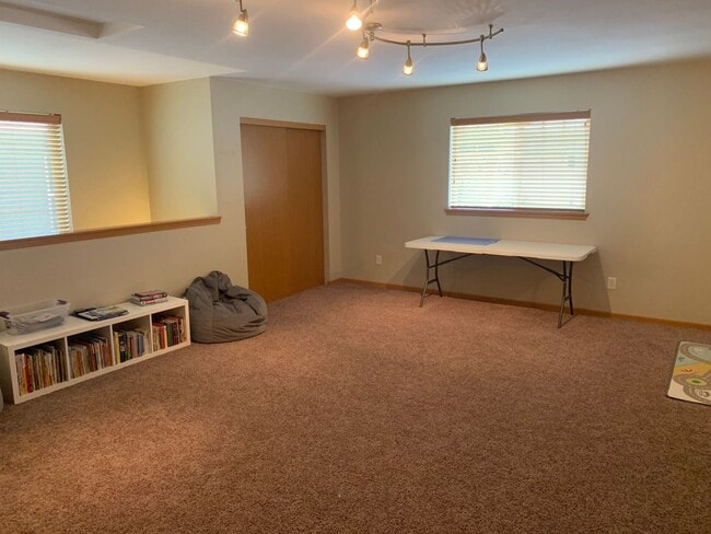 Building Photo - ***PENDING APPLICATION***Modern and stylish 3 bedroom home in Lovely Neighborhood