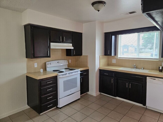 Building Photo - Unit For Rent