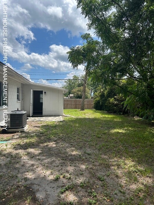 Building Photo - Spacious 4 Bed/2 Bath Home with HUGE fence...