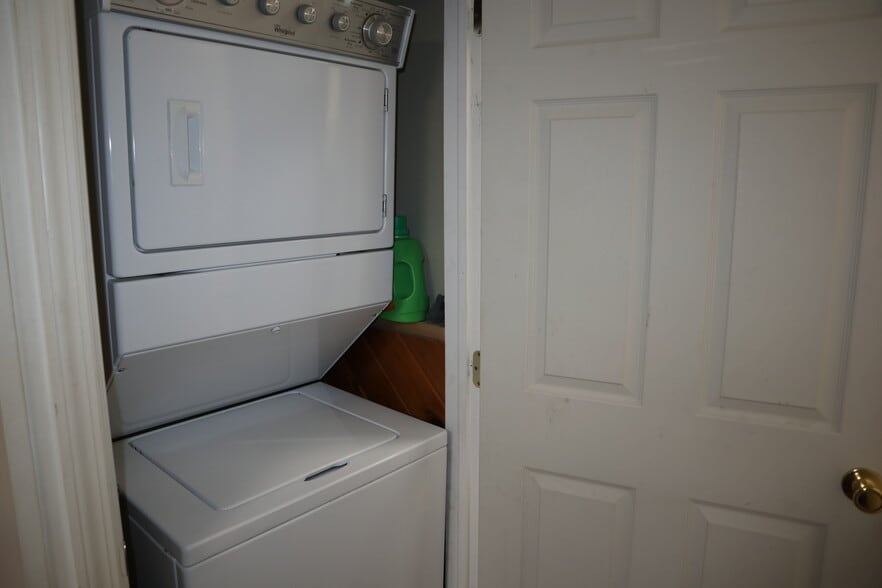 Building Photo - 448 3rd St