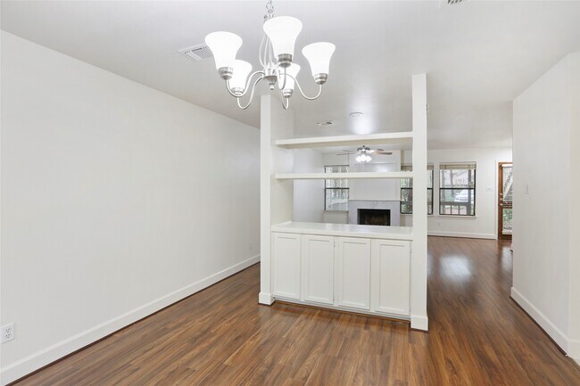 Building Photo - 28 Sawmill Grove Ln