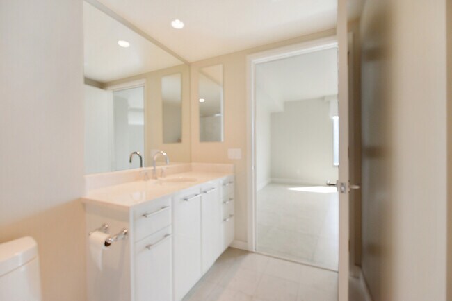 Building Photo - Turnberry Towers 2105W-Stunning City Views...