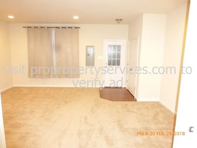 Building Photo - Beautiful Luxury Townhome Near Everything!