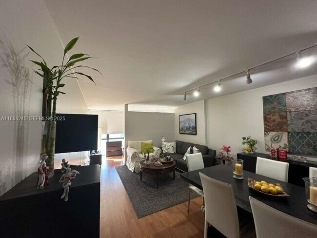 Building Photo - 1000 Parkview Dr