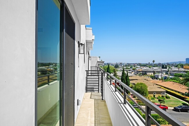 Building Photo - Stunning brand-new 3 Bedroom 4 Bathroom townhouse with private garage and rooftop balcony!