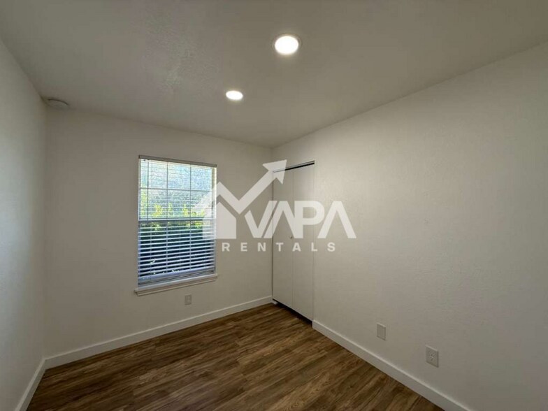 Building Photo - 5526 Green Grove Dr