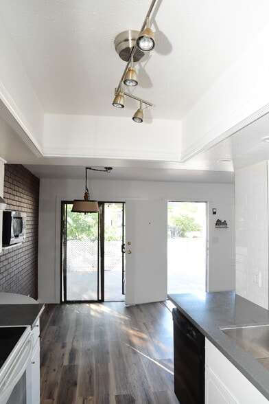 Building Photo - 925 Willow Tree Dr