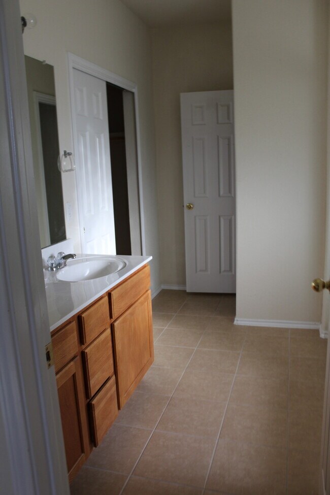 Building Photo - 3 bedroom, 2 bath house