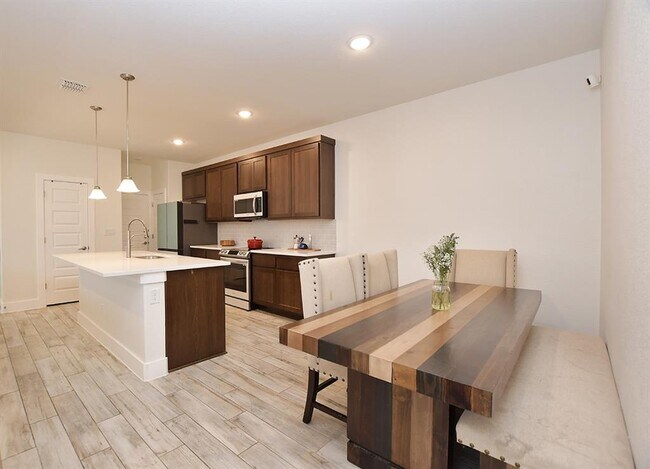 Building Photo - 424 Parkline Dr
