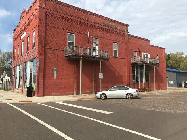 Building Photo - 823 Main St