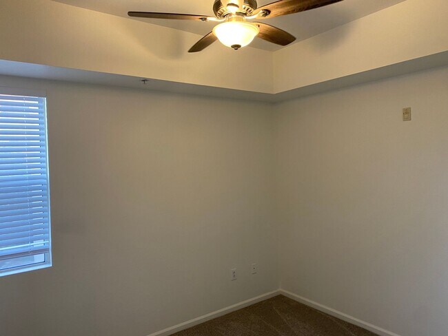 Building Photo - Park Avenue Mid-Rise Condo. Balcony. Full Services HOA