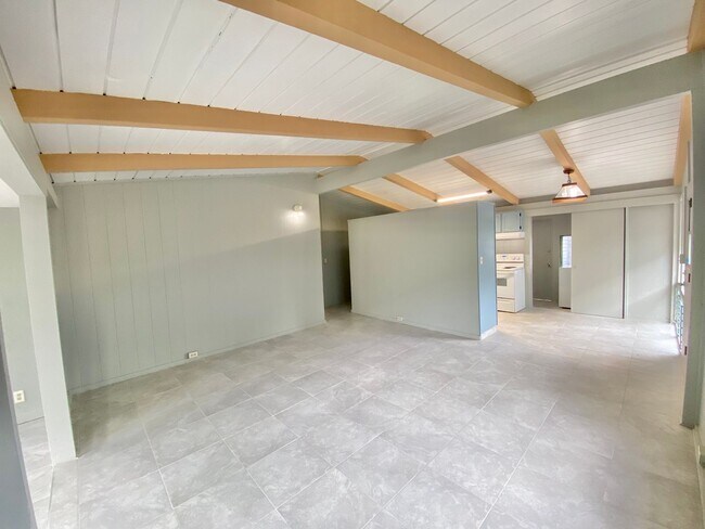 Building Photo - Recently Renovated 3 bed, 1.5 bath house i...