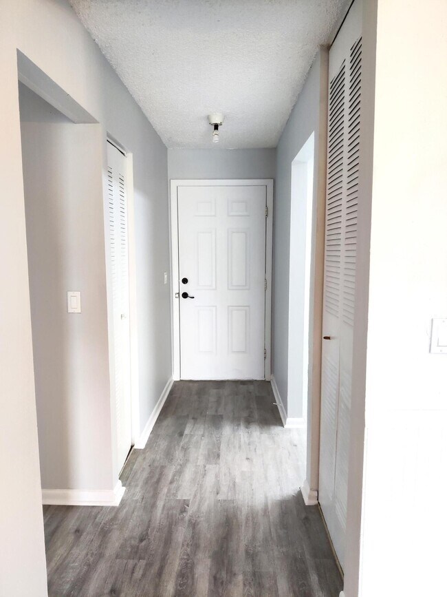 Building Photo - 1506 Lakeview Dr E