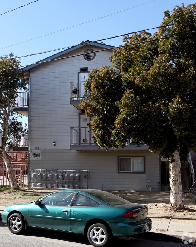 Building Photo - 919-921 Alamitos Ave