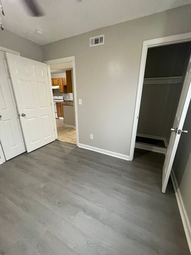 Building Photo - City Walk Apartments!