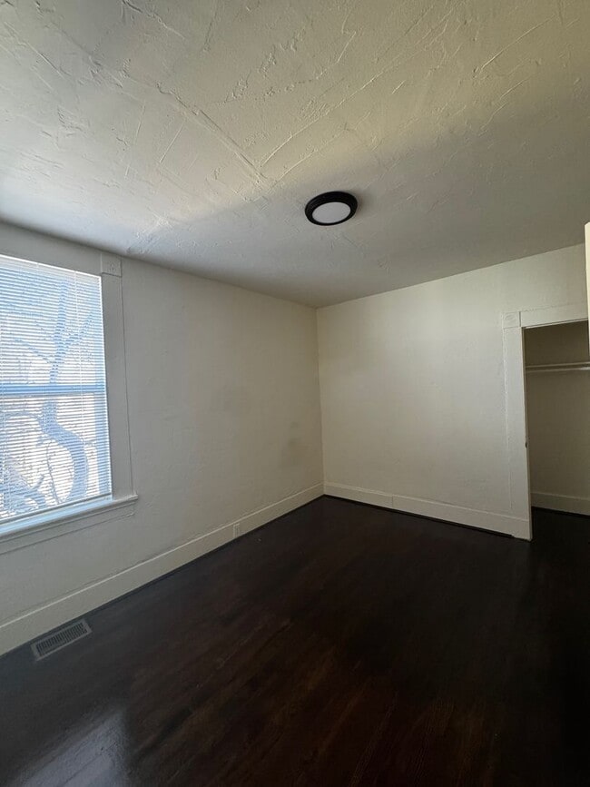 Building Photo - 1/2 Off First Month's Rent, 3 Bdrm, 1.5 Bath