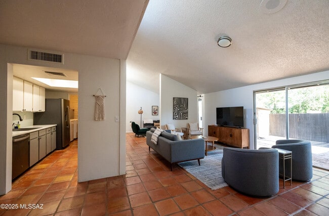 Building Photo - 5701 N Glen Creek Dr
