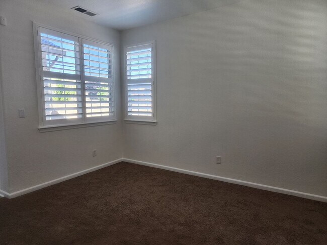 Building Photo - 1086 Silver Coyote Dr