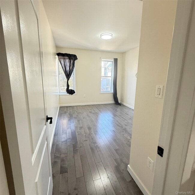 Building Photo - 76-19 85th Dr