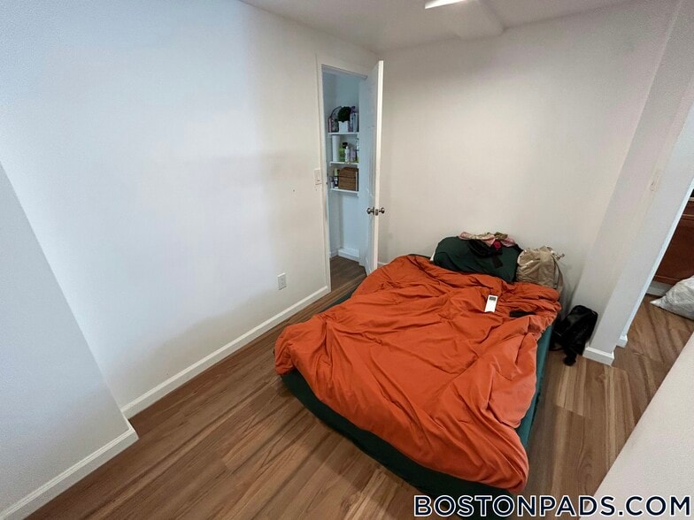 Building Photo - 688 Parker St