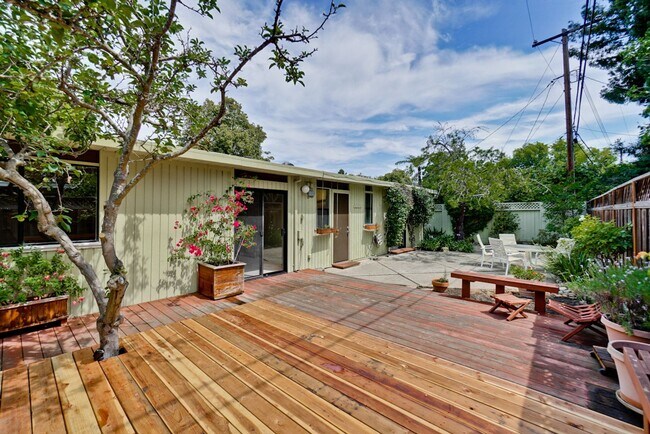 Building Photo - Beautifully Updated 4 Bed, 3 Bath Eichler ...