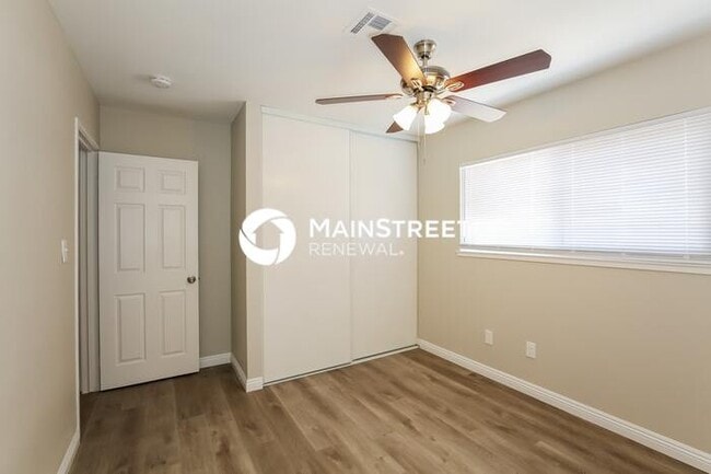 Building Photo - 4 Bedroom Pet-Friendly Home in North Las Vegas, NV with Main Street Renewal
