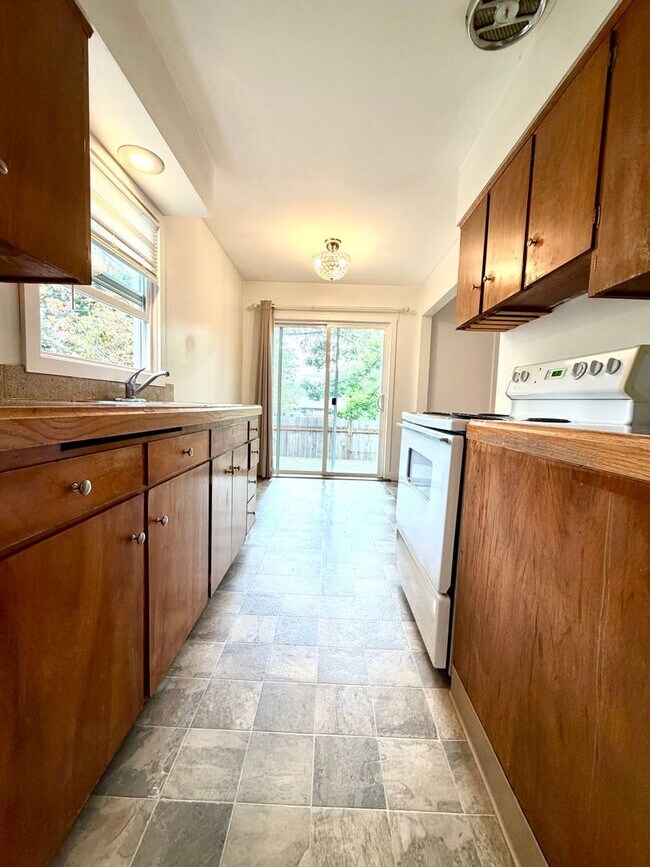 Building Photo - 6125 S Hood Ave