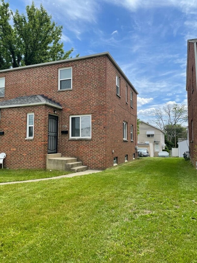 Building Photo - 740 S Harris Ave