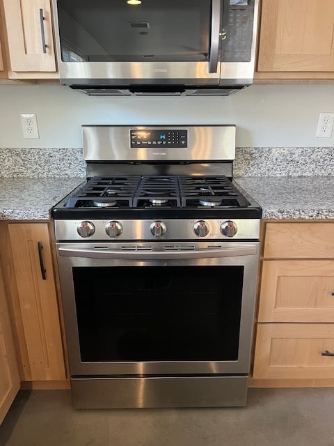 Gas stove/oven - 1048 Whipple St