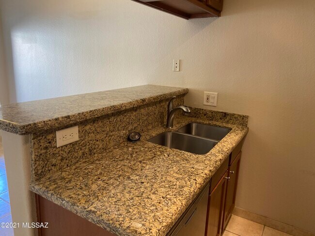 Building Photo - 5751 N Kolb Rd