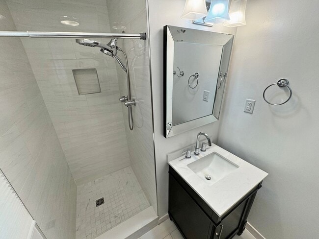 Building Photo - Spacious 4BR/2.5BA Home in Prime West End ...