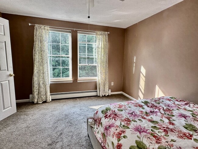 Building Photo - Like New 3BR, 1.5 bathroom Colonial For Rent
