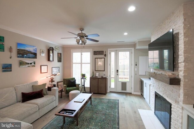 Building Photo - 332 S Alfred St