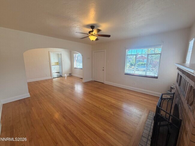 Building Photo - 541 Thoma St