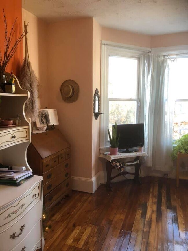 Large Bedroom with 3 windows - 5008 Beaumont Ave