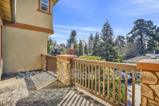 Building Photo - 718 El Paseo Cir