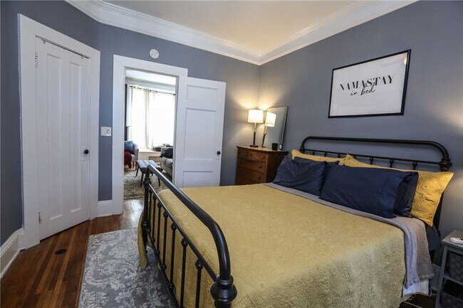 Building Photo - 872 University Ave