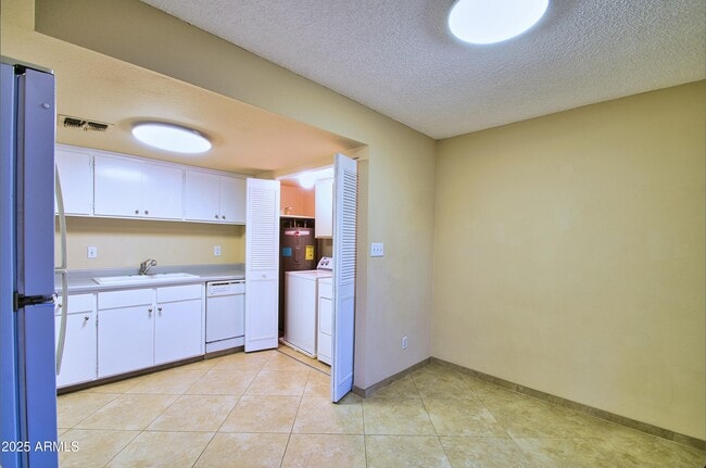 Building Photo - 6018 N 79th St