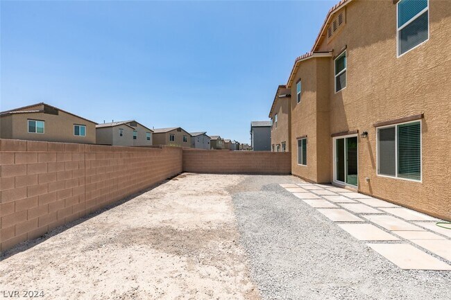Building Photo - 945 Willow Berry Ave