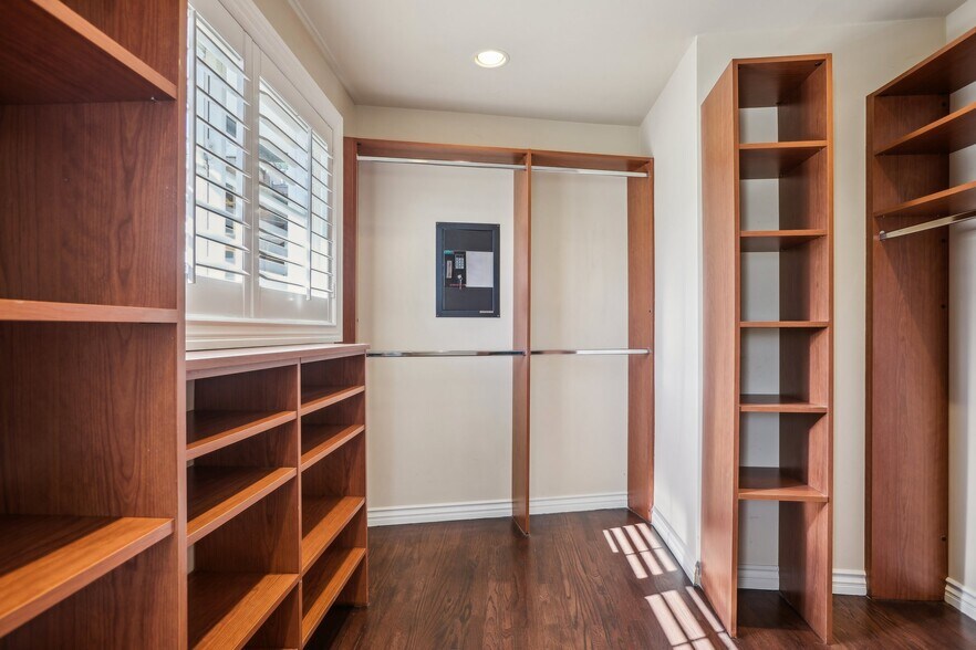 Building Photo - 2411 Mount Olympus Dr