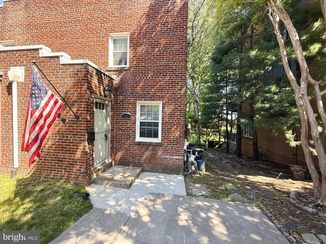 Building Photo - 1601 N Colonial Terrace