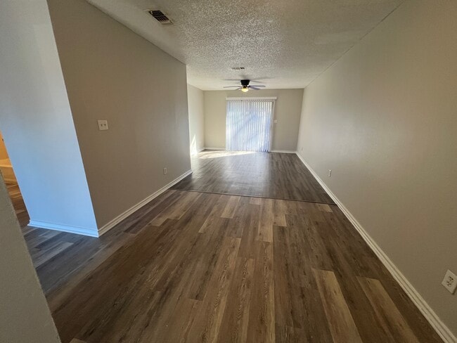 Building Photo - 4 Robin Dr