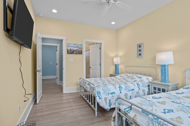 Building Photo - 5603 Sound Dr