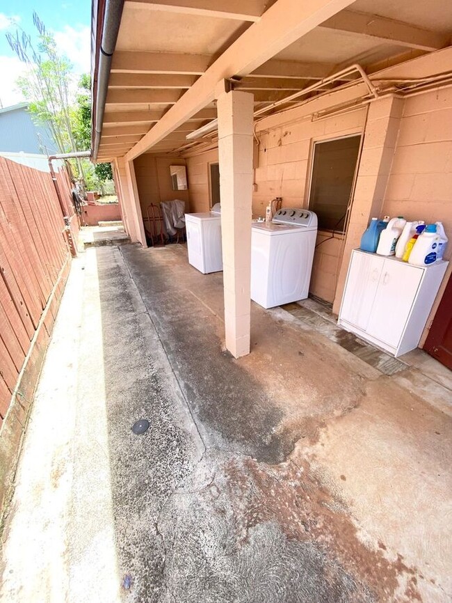 Building Photo - Aiea: 3-bedroom 1-bath w/1 covered parking...