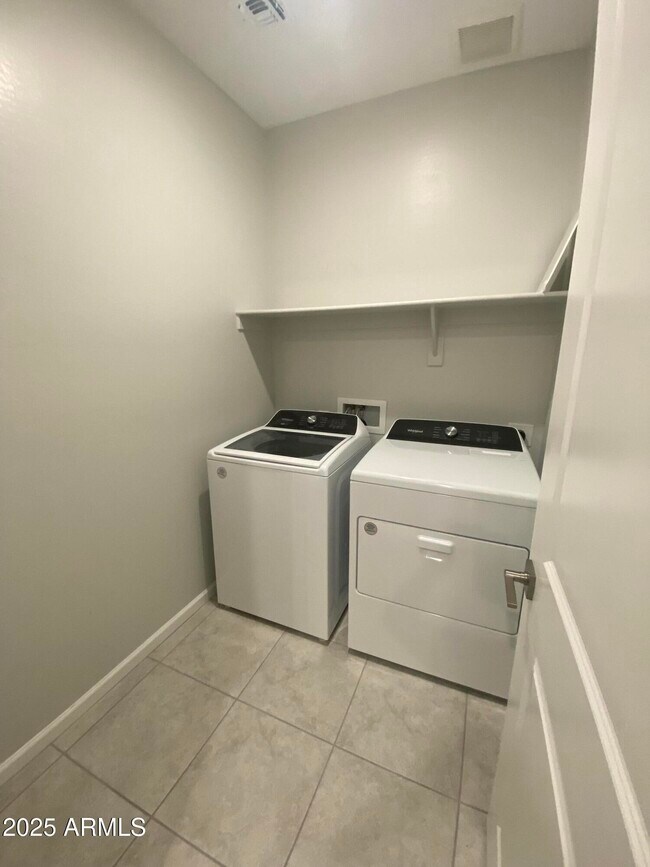 Building Photo - 24620 W Mohave St