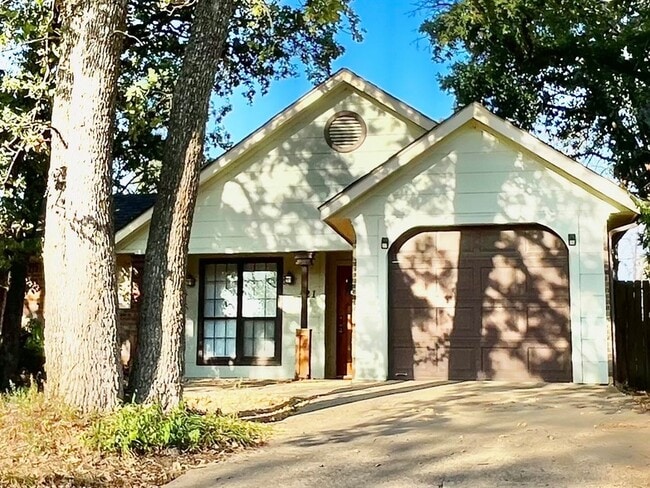 Primary Photo - 321 Joshua St