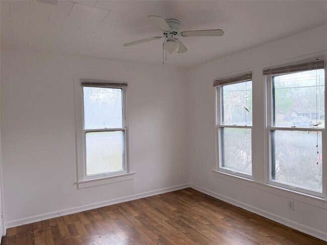 Building Photo - 1604 Main St