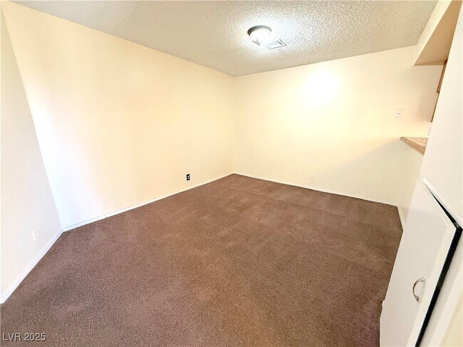 Building Photo - 2080 Karen Ave