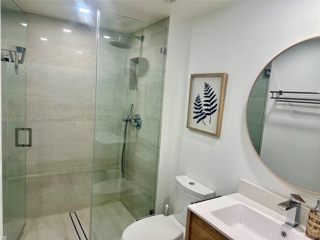 Building Photo - 100 Bayview Dr